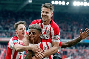 欧冠埃因霍温主场狂轰 19 球欲碾压，圣吉罗斯客场哑火难敌？