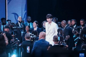 开拓者为杨瀚森安排专机 16顺位16号前来报到