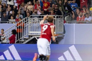 曼联4-1热身两连胜，库尼亚轮休霍伊伦德破荒！中锋进球带来双赢局面