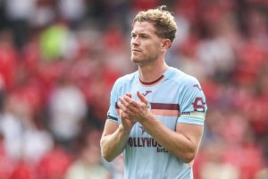 刚当队长就被挖？英媒：热刺有意小蜜蜂中卫科林斯，弗兰克想要他