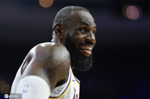 老詹满电回归重新戴起皇冠 决胜期连得10分+晚安抢断