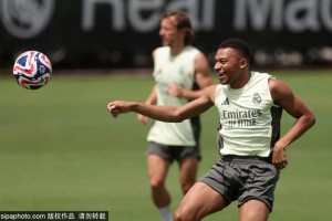 西甲球队皇家马德里训练备战世俱杯
        
    西甲球队皇家马德里训练备战世俱杯